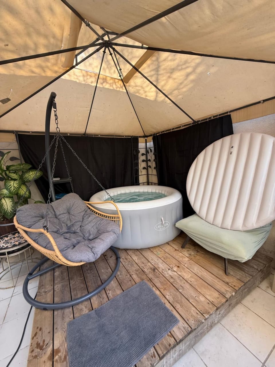 Hot Tub, Seating area