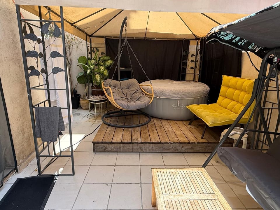 Lovely 2 BR with sweet Yard& Hot tub & BBQ Apartment in Tel Aviv-Yafo