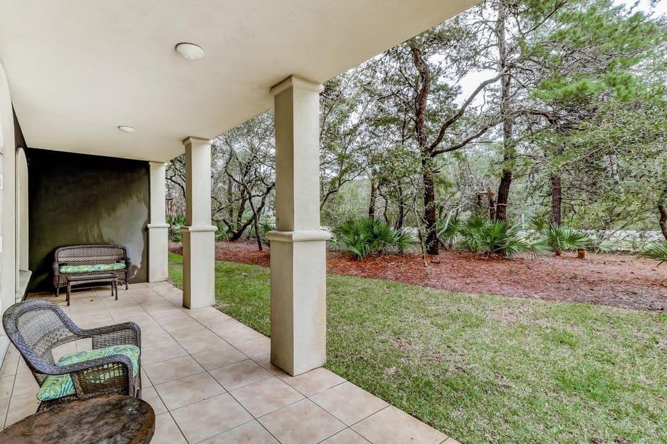 Coastal chic condo steps from the sand shared pool & central location House in South Walton County