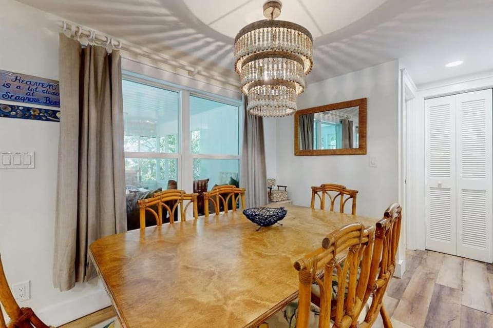 Family-friendly home near the ocean close to seaside free WiFi central AC & cable House in Seagrove Beach
