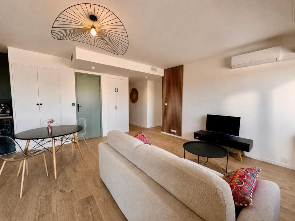 TV and multimedia, Living room, air conditioner