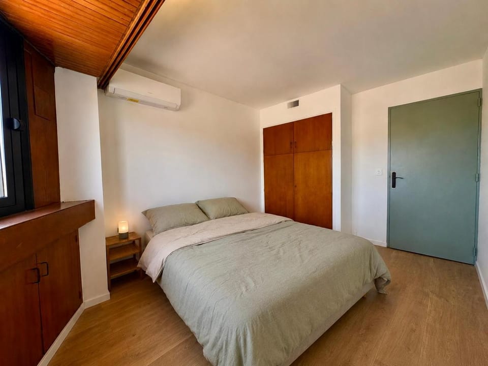 Bed, Bedroom, air conditioner