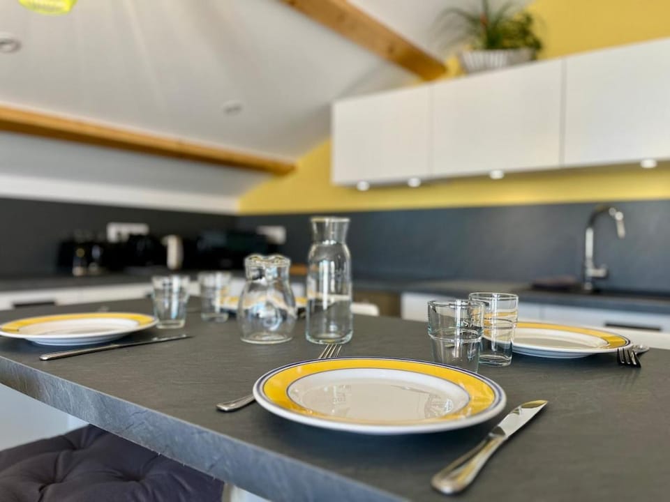 Kitchen or kitchenette, Dining area