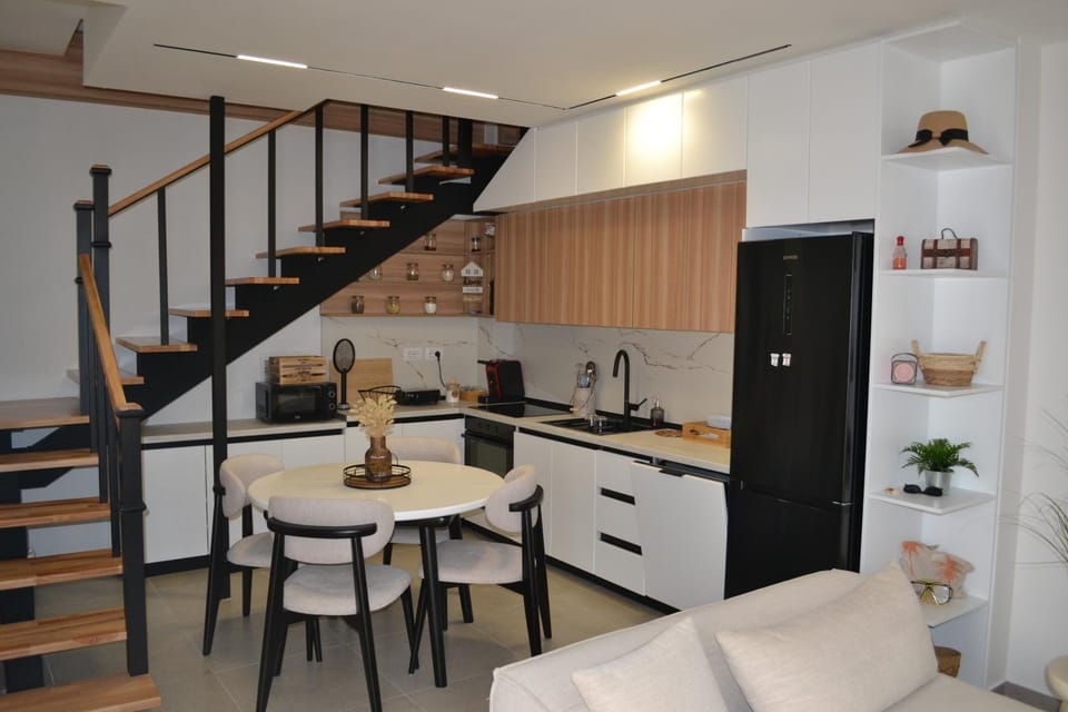 Kitchen or kitchenette, Dining area, stove