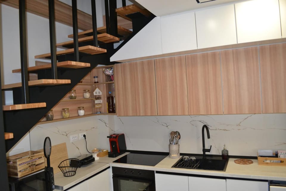 Kitchen or kitchenette, dishwasher, stove