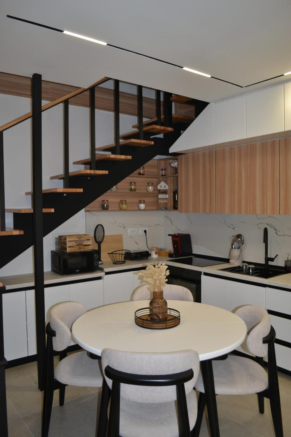 Kitchen or kitchenette, Dining area