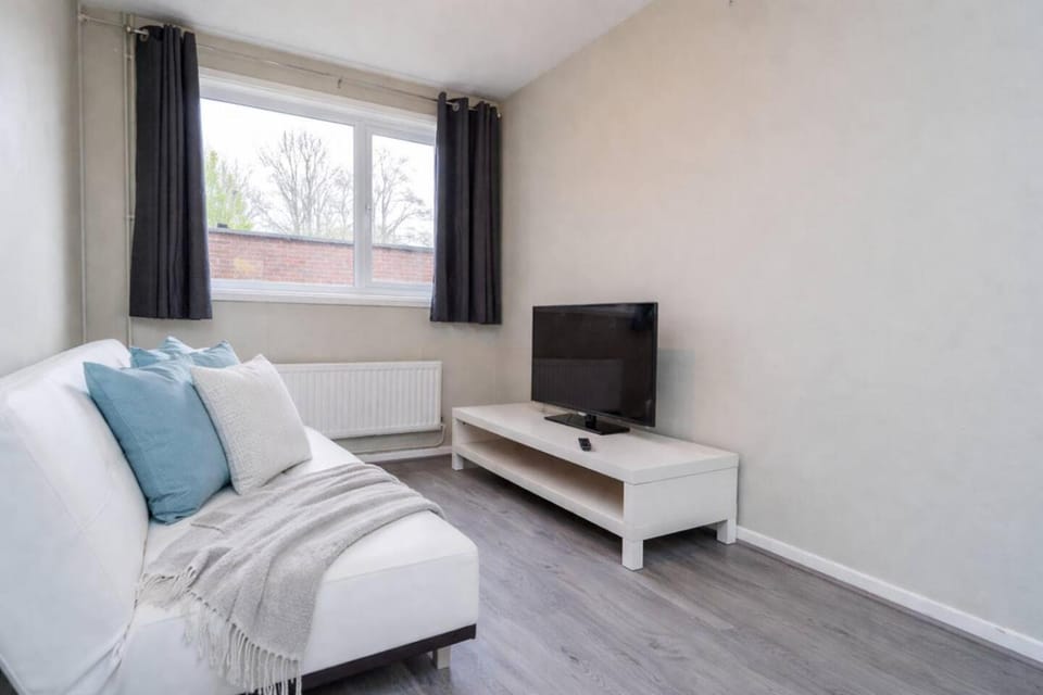 Communal lounge/ TV room, TV and multimedia, Living room, Seating area, Evening entertainment