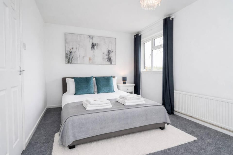 Bed, Photo of the whole room, Bedroom, towels