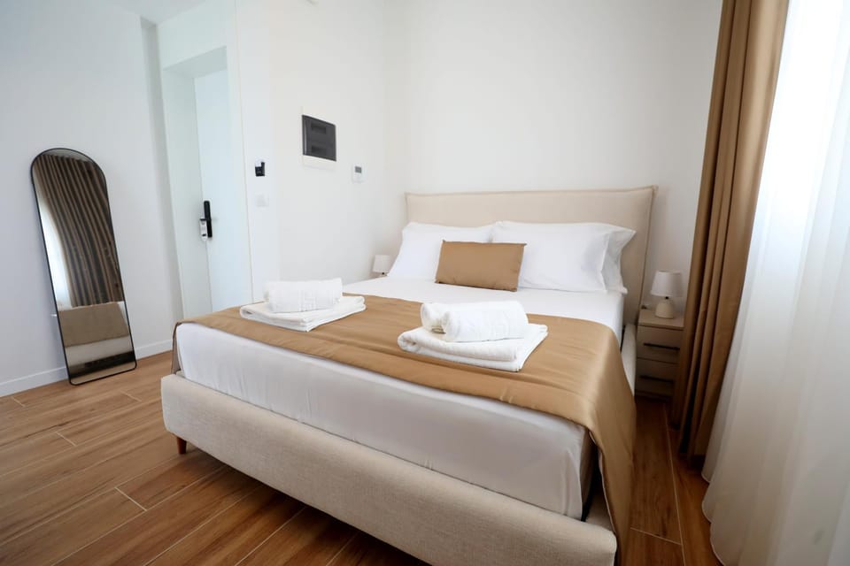 Photo of the whole room, Bedroom, wardrobe