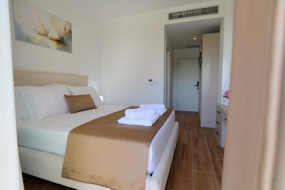 Bedroom, towels