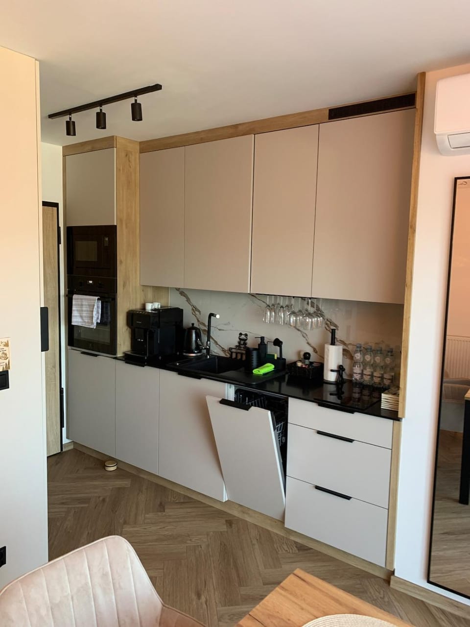 Kitchen or kitchenette, dishwasher, stove