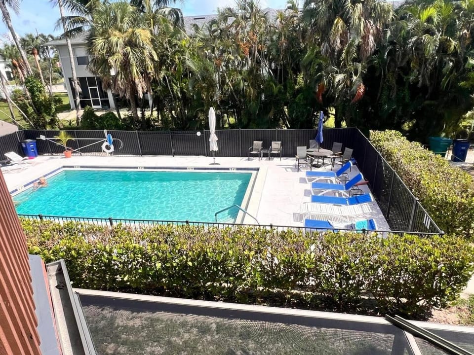 Coastal Escape Near Sanibel, Pool, Lanai & Beach Adventures - Tropical Tides Townhome - Roelens House in Iona