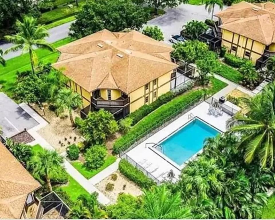 Coastal Escape Near Sanibel, Pool, Lanai & Beach Adventures - Tropical Tides Townhome - Roelens House in Iona