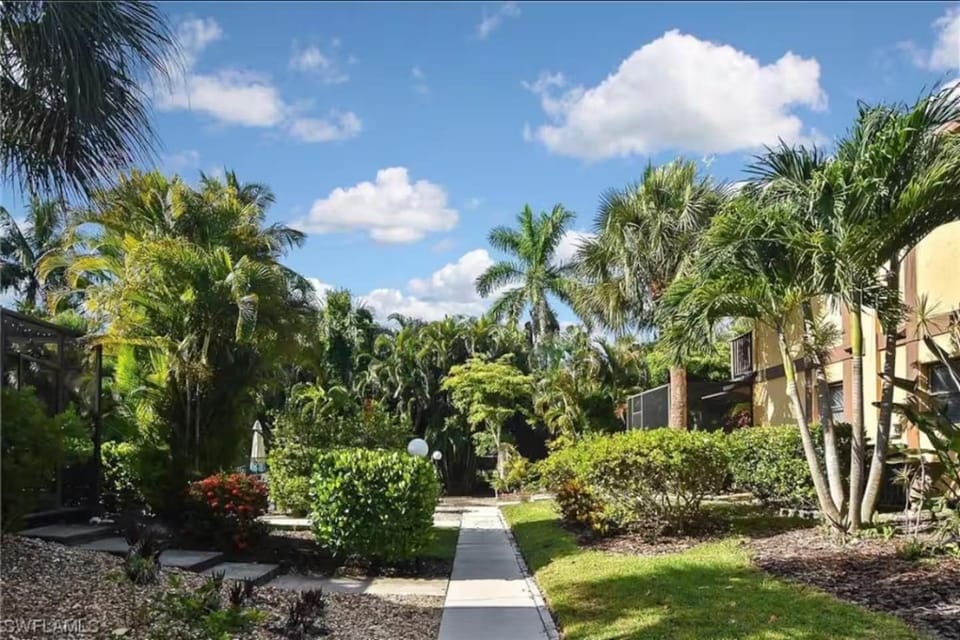Coastal Escape Near Sanibel, Pool, Lanai & Beach Adventures - Tropical Tides Townhome - Roelens House in Iona