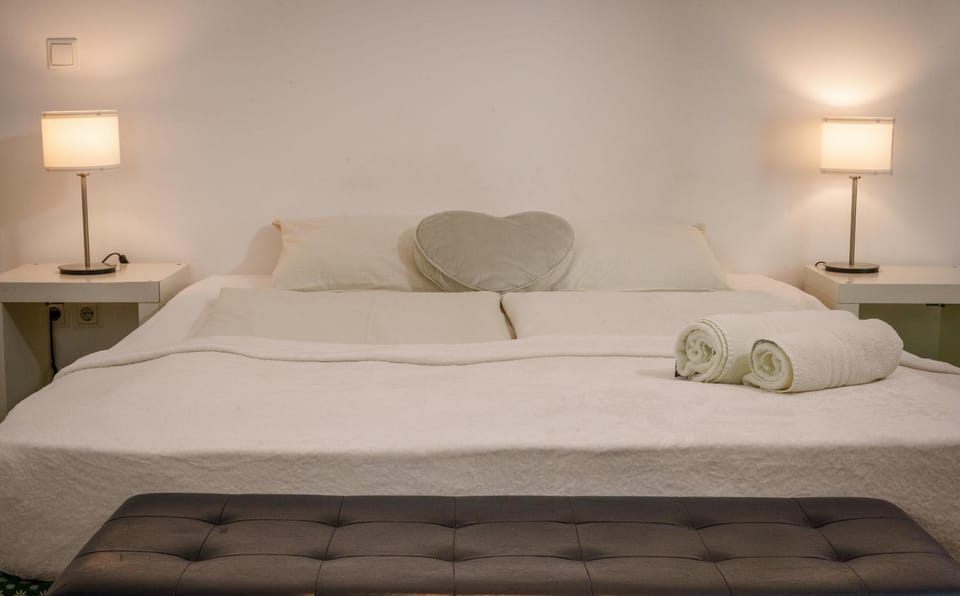 Bed, towels