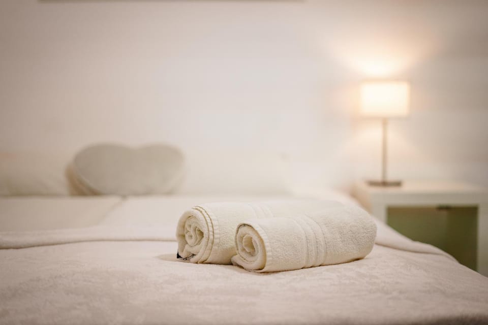 Bed, Bedroom, towels