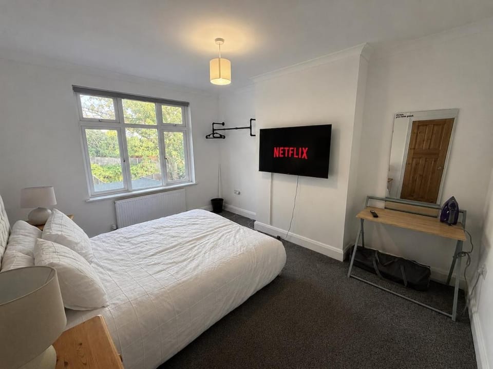 Gaming Loft I Walk to Stadium I Sleeps 8 Apartment in Wembley