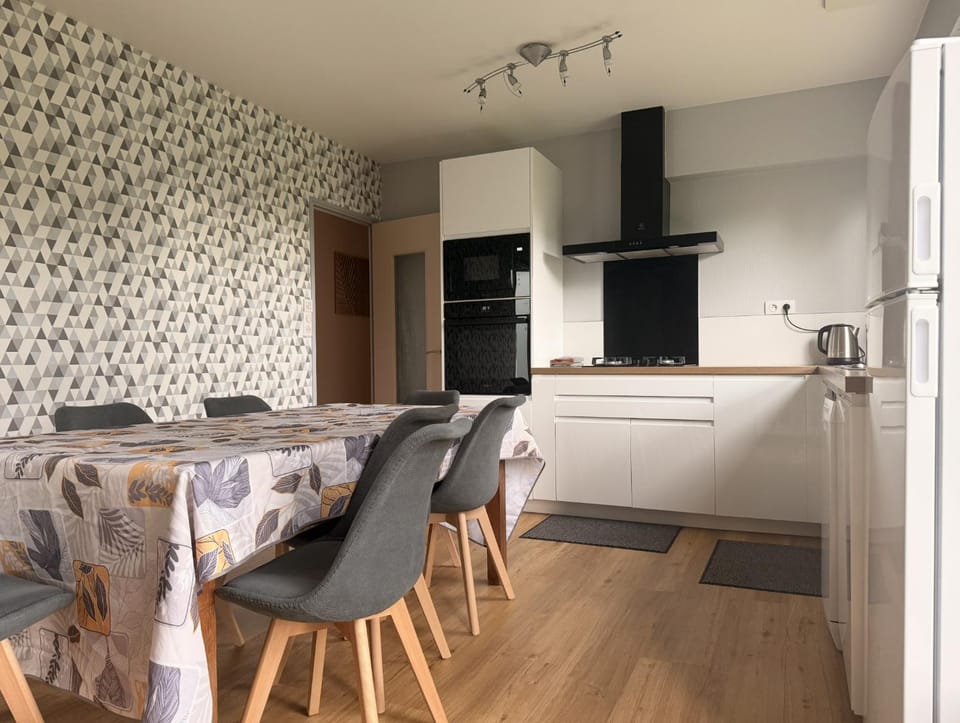 Kitchen or kitchenette, Dining area, oven, stove