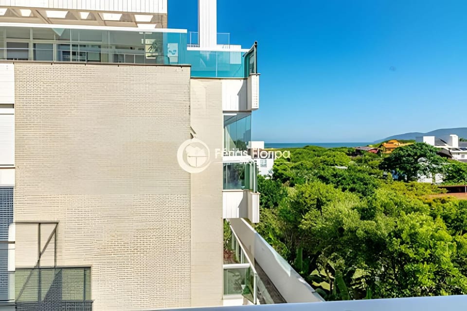 Apartamento a Poucos Passos do Mar: Conforto e Lazer Apartment in Florianopolis