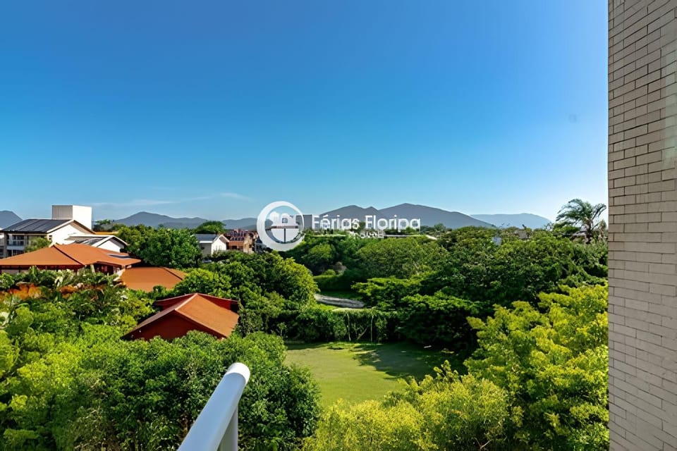 Apartamento a Poucos Passos do Mar: Conforto e Lazer Apartment in Florianopolis