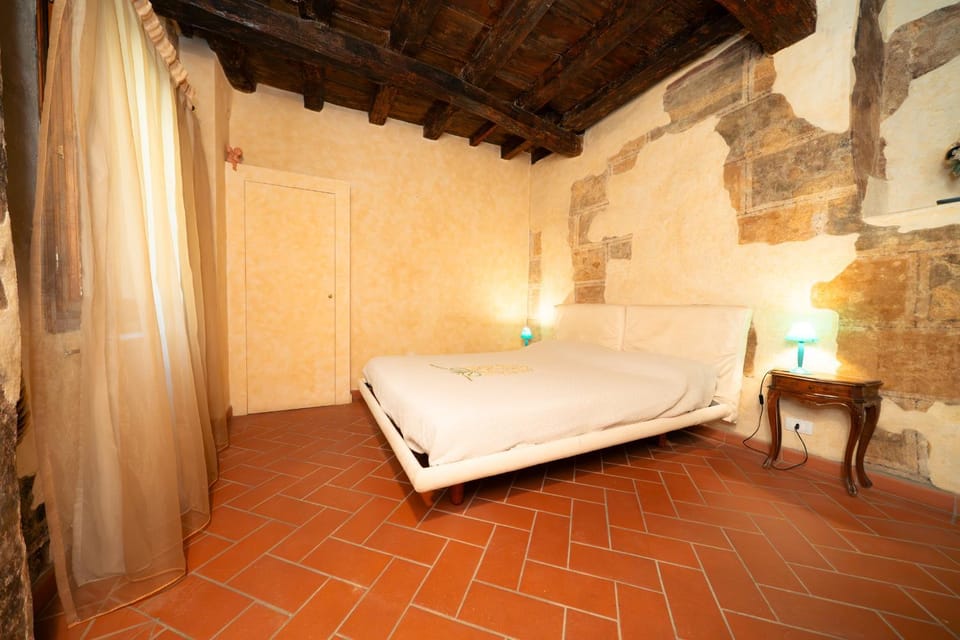 Charming Historic Apartment by Ponte Vecchio Apartment in Florence