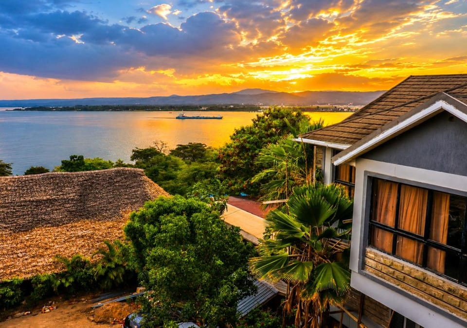 Property building, Natural landscape, Lake view, River view, Sea view, Sunset