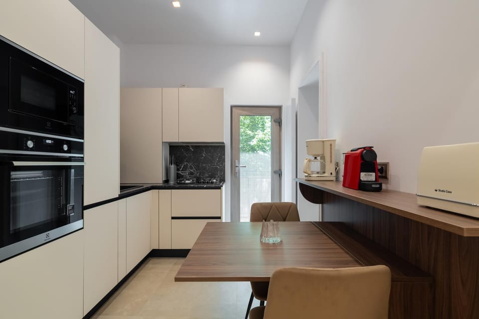 Coffee/tea facilities, Kitchen or kitchenette, Dining area, dishwasher, oven, stove, toaster