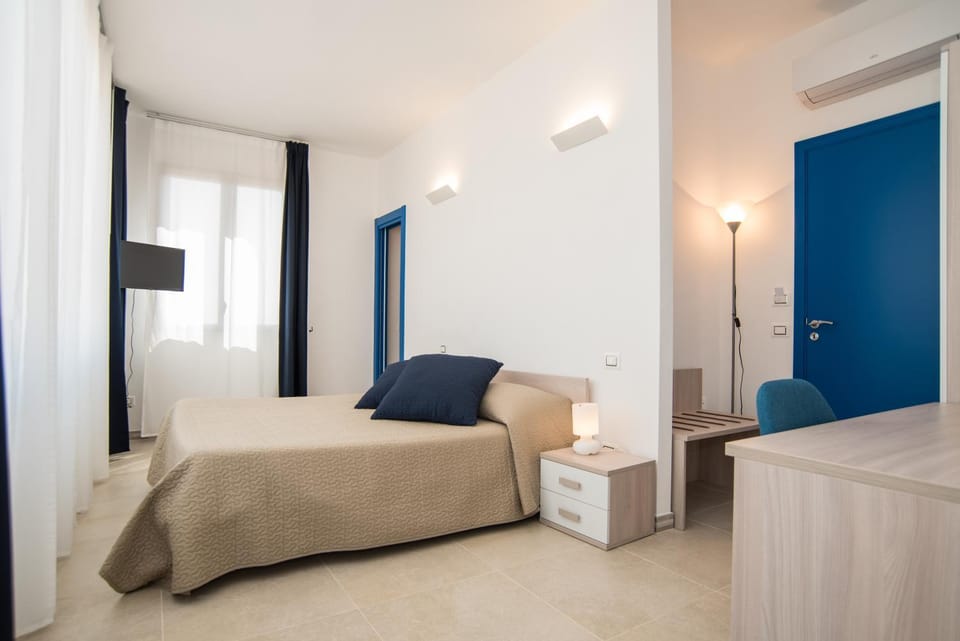 Bed, TV and multimedia, Photo of the whole room, Seating area, Bedroom