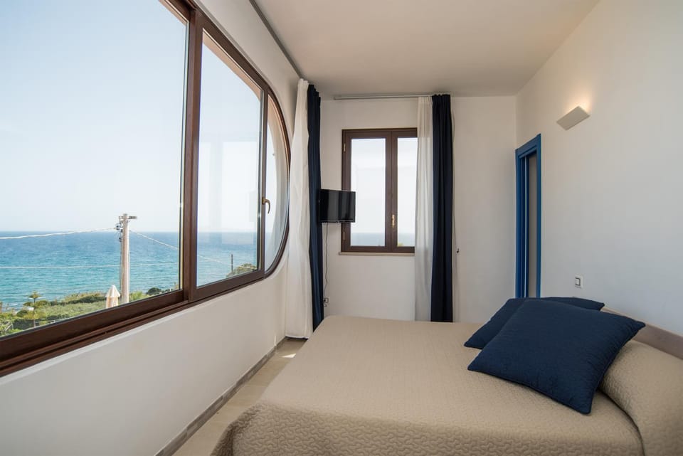 Photo of the whole room, Sea view