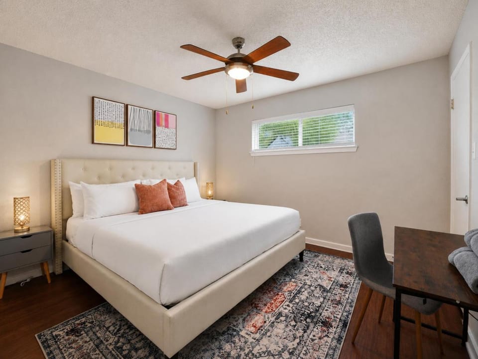 Central Quaint 1BR King Suites Close to UT, Moody Center, & DT Apartment in Austin