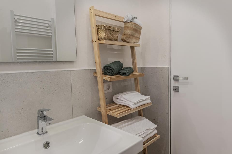 Bathroom, towels