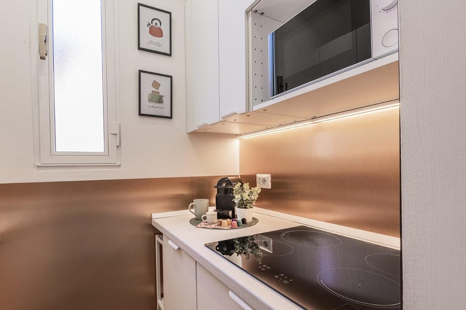 Kitchen or kitchenette, microwave, stove
