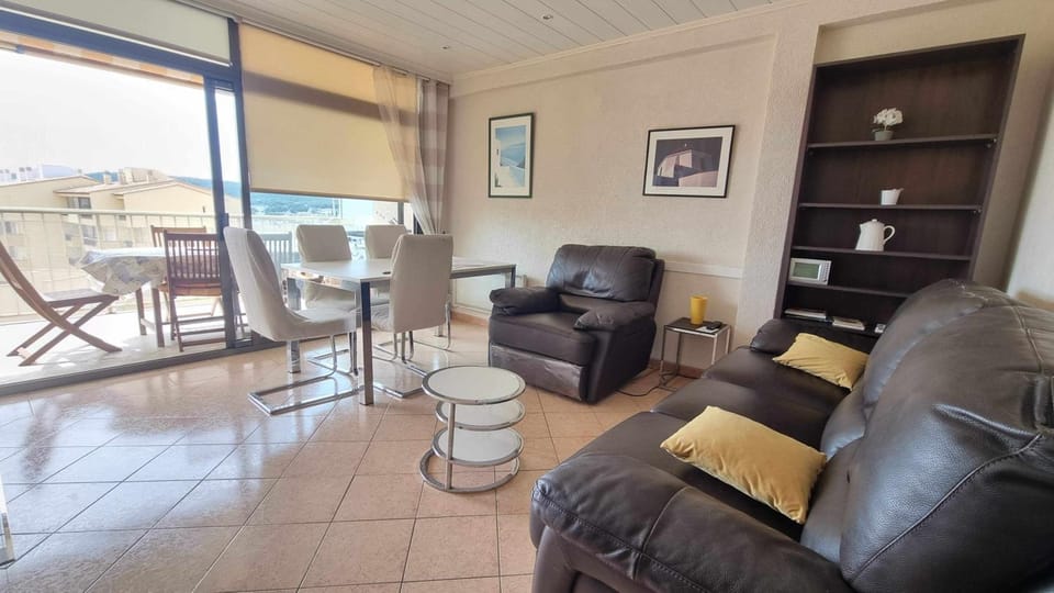 Apto con vistas a la bahía, piscina, wifi, parking Apartment in L'Escala