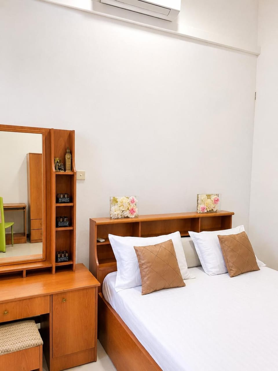 Bed, Photo of the whole room, hair dresser, wardrobe, air conditioner