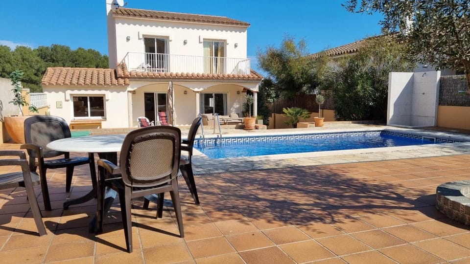 Casa Pilans Con Jardín Y Piscina Privada House in L'Escala