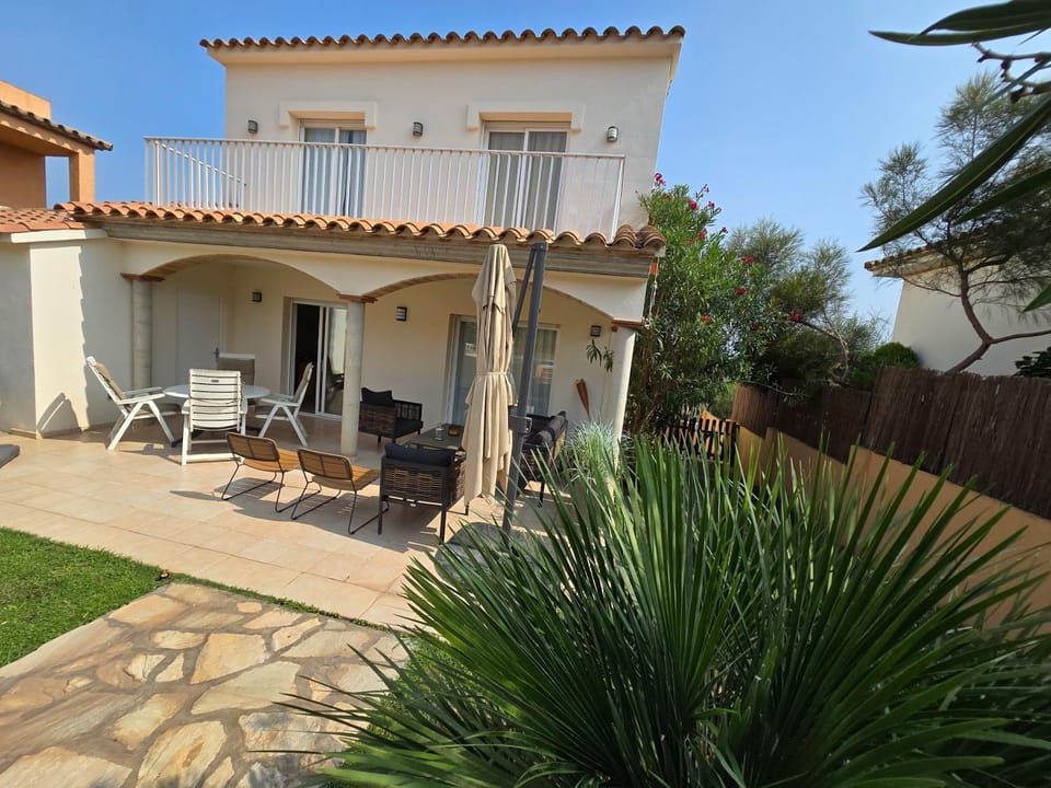 Casa Pilans Con Jardín Y Piscina Privada House in L'Escala