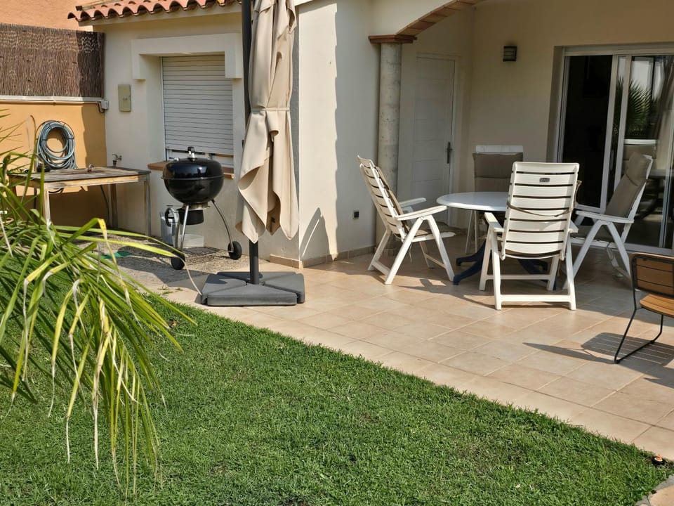 Casa Pilans Con Jardín Y Piscina Privada House in L'Escala