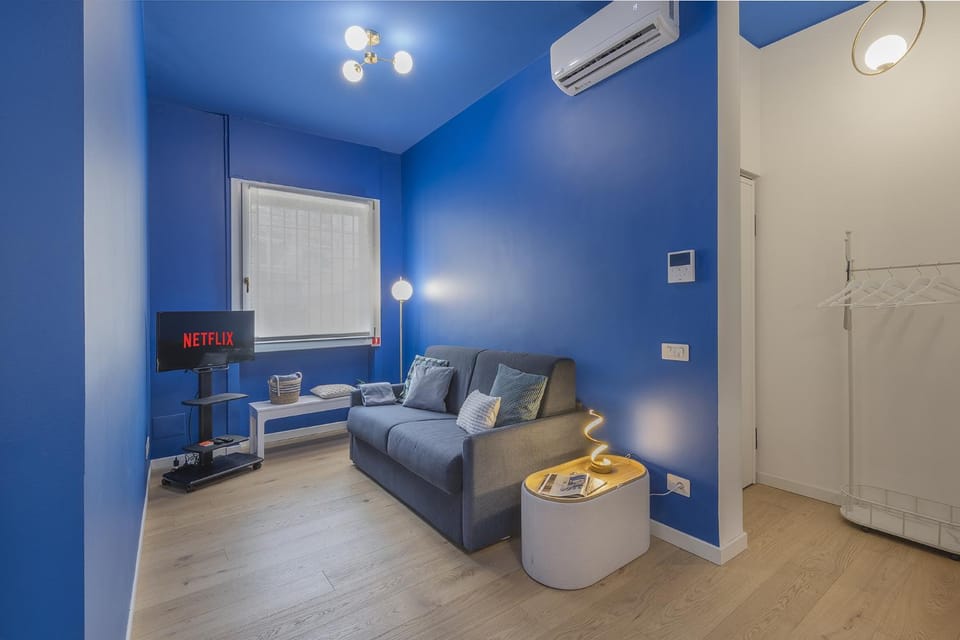 TV and multimedia, Living room, Seating area, Evening entertainment, air conditioner