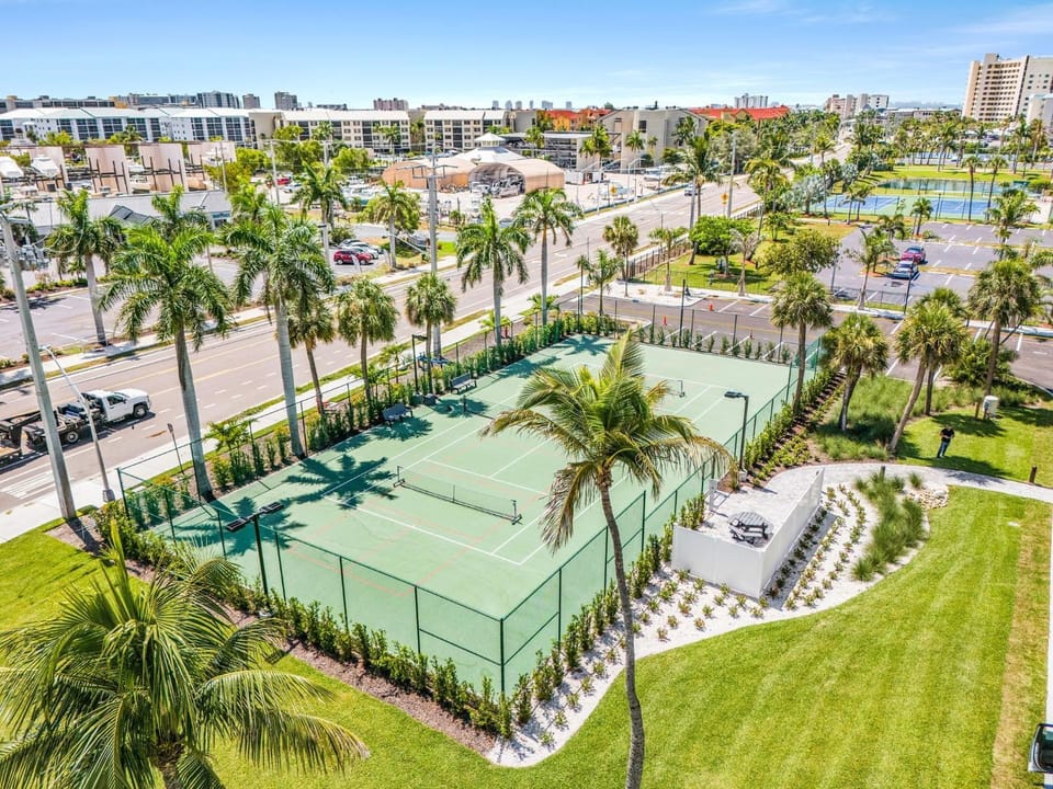 BEACHFRONT -Steps from Sparkling Sand and Surf - Creciente PH13 - Roelens House in Estero Island