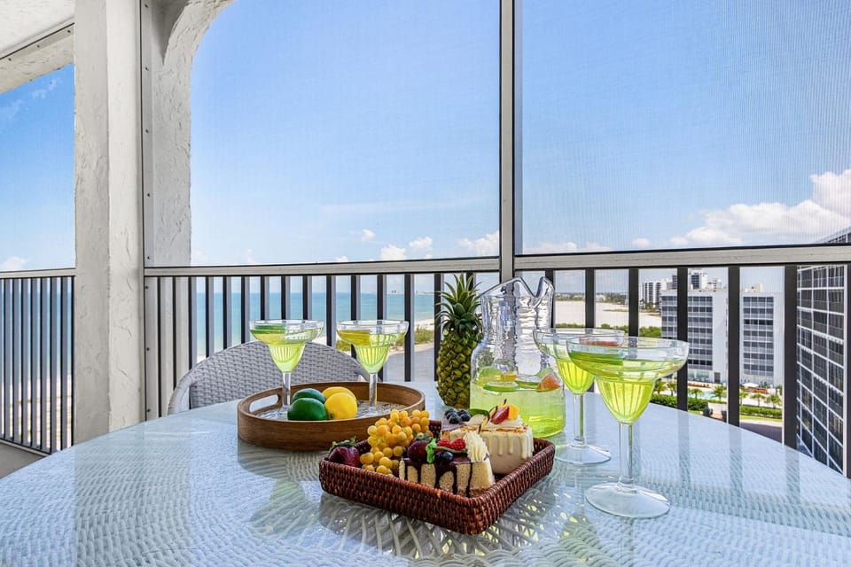 BEACHFRONT -Steps from Sparkling Sand and Surf - Creciente PH13 - Roelens House in Estero Island