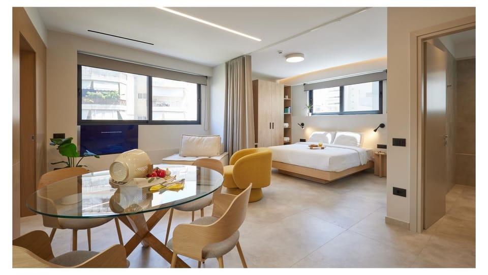 Bed, TV and multimedia, Photo of the whole room, Seating area, Dining area, Bedroom