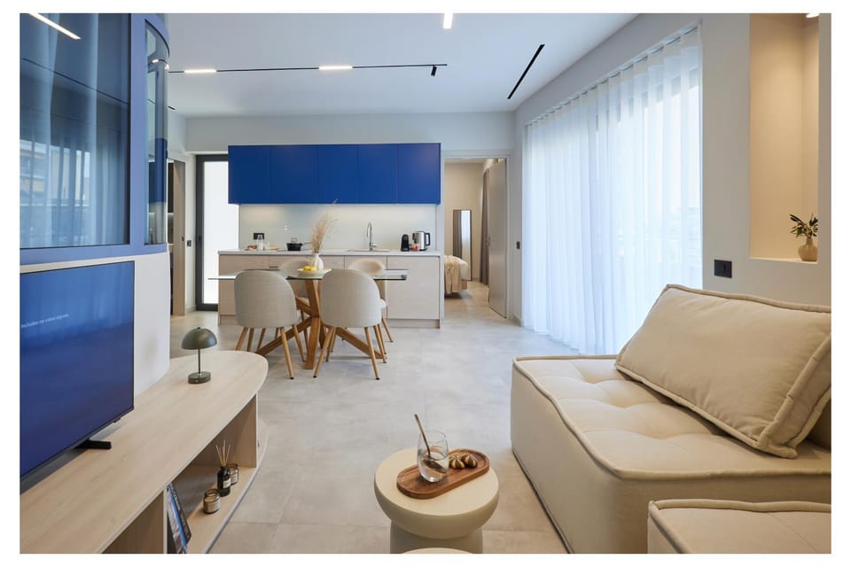 TV and multimedia, Kitchen or kitchenette, Living room, Seating area, Dining area