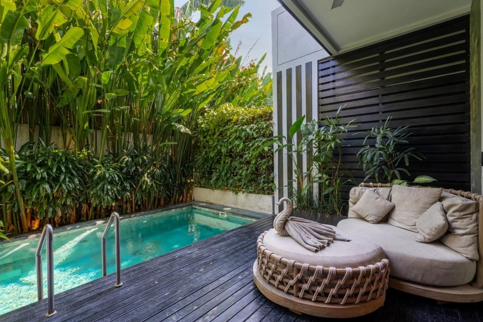 Garden view, Pool view, Swimming pool, sunbed