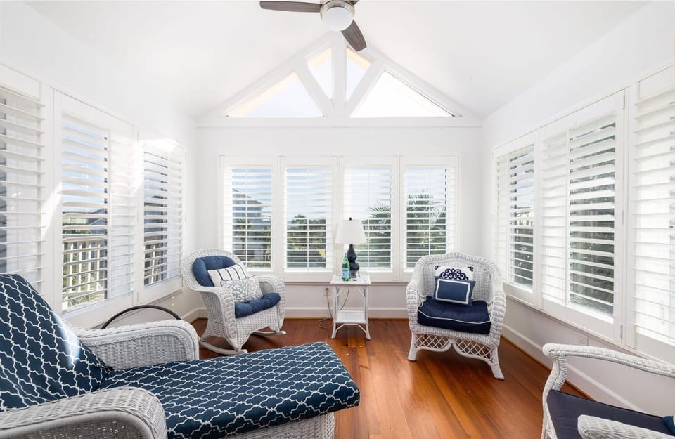 Day, View (from property/room), Living room, Seating area, furniture