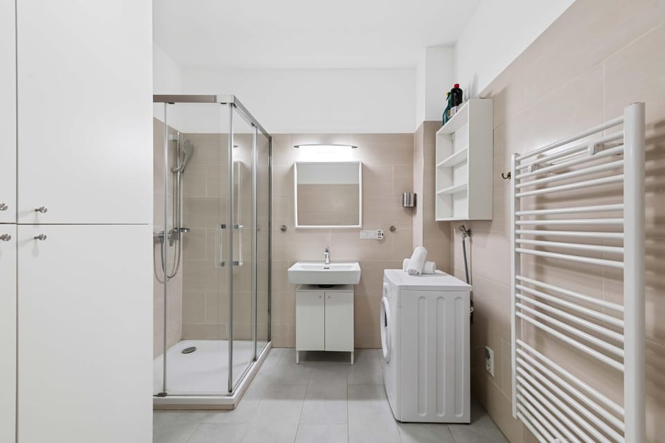Shower, Toilet, Bathroom, towels, washing machine