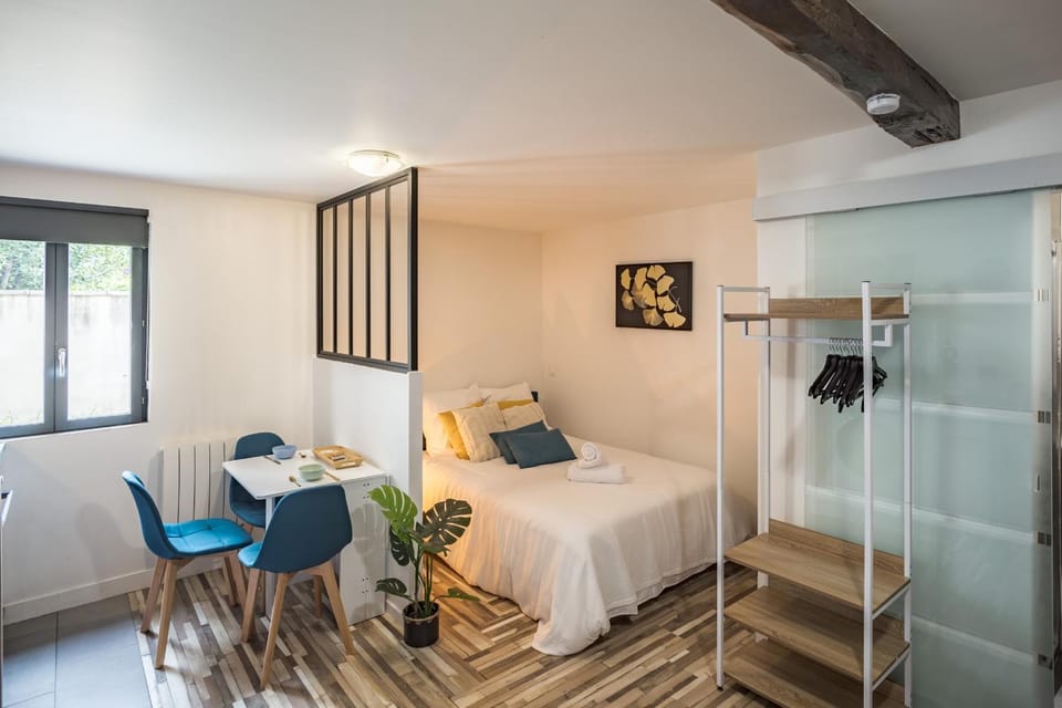 Bed, Dining area, Bedroom
