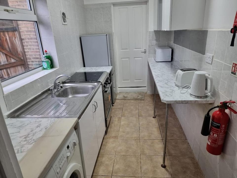Close to town centre Bus stop nearby House in Luton