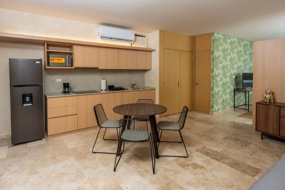 Kitchen or kitchenette, Dining area