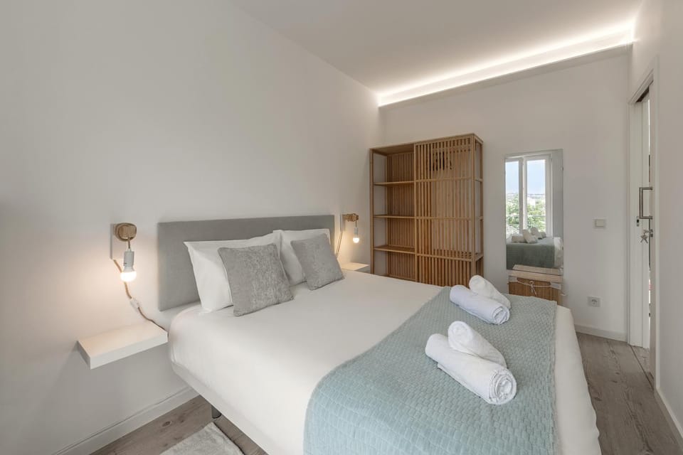 Bed, Bedroom, towels, air conditioner
