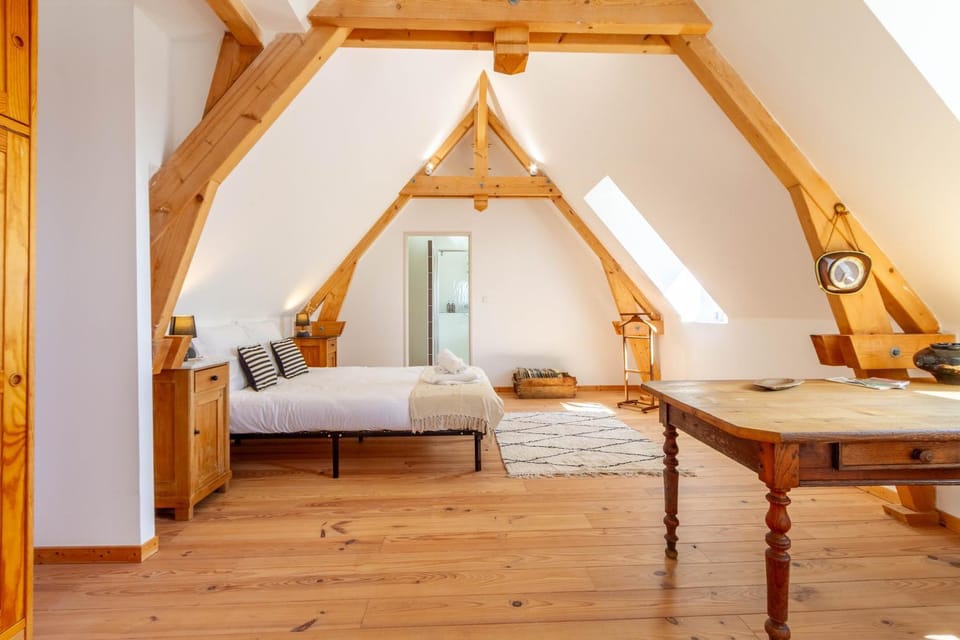 Bed, Photo of the whole room, Seating area, Bedroom